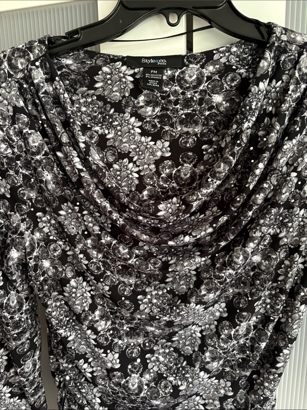 STYLE  & COMPANY WOMEN PETITE MEDIUM BLOUSE BLACK & GRAY EXCELLENT CONDITION